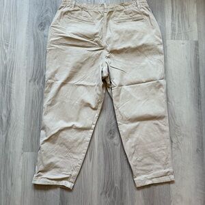 SOLD NWOT American Eagle Beige Pants High Rise 18 Short
